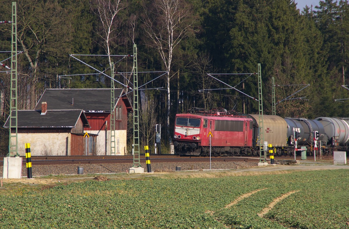 7000 PS für 4 Wagen.  Energiecontainer  155 219-9 mit großem Latz bringt ihren Kurzgüterzug durch das Vogtland nach Hof, hier beim Bahnübergang bei Drochaus. 14.03.2014 - Bahnstrecke 6362 Leipzig - Hof 