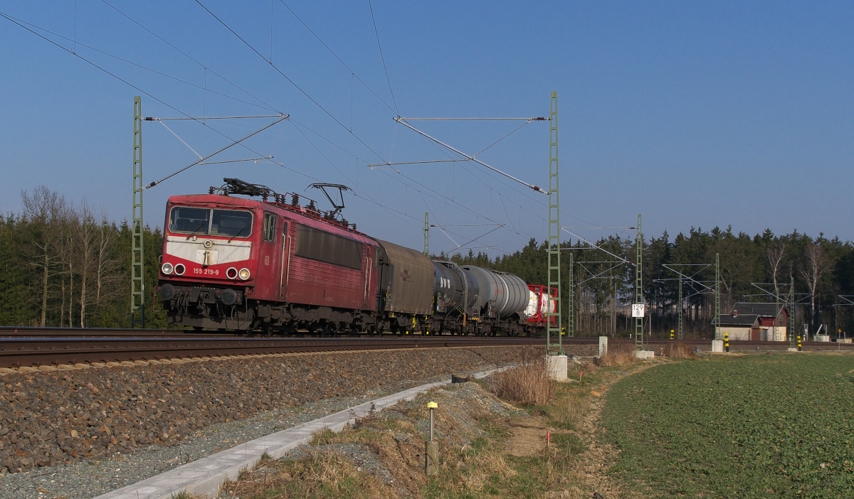 7000 PS für 4 Wagen.  Energiecontainer  155 219-9 mit großem Latz bringt ihren Kurzgüterzug durch das Vogtland nach Hof. 14.03.2014 - Bahnstrecke 6362 Leipzig - Hof 