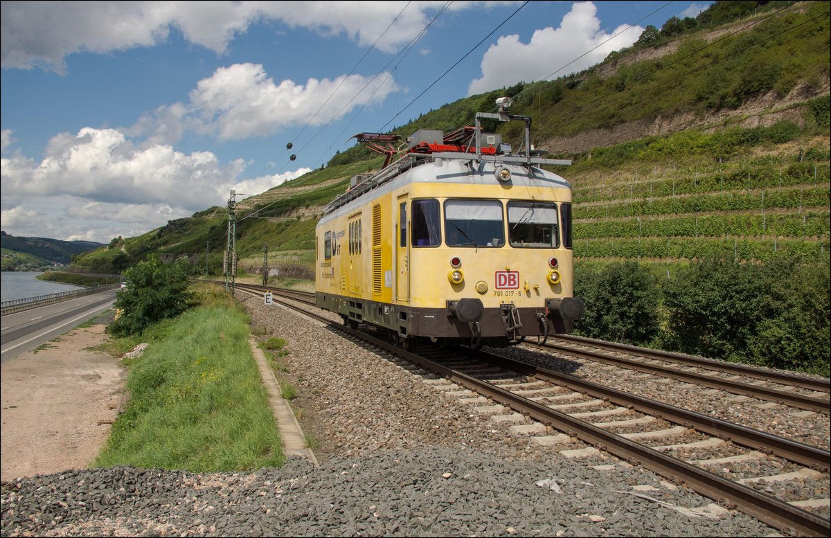 701 017-6 ein Oberleitungsmesswagen von DB Netz Instandhaltung ist am 09.08.2017 bei Assmannshausen zu sehen.