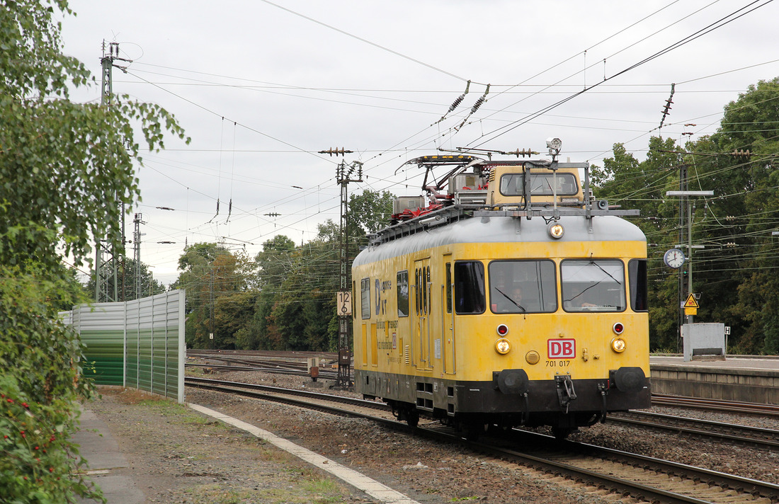 701 017 begegnete mir am 6. Oktober 2016 im Bahnhof Mainz-Bischofsheim.