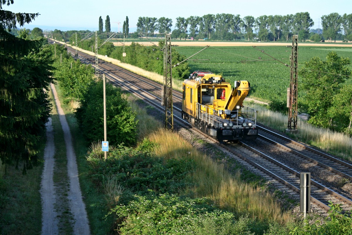 701 103-2 war am Morgen des 03.07.14 von Weil am Rhein in Richtung Norden unterwegs. Leider ist das Ziel des Triebwagens unbekannt. Das Foto entstand westlich von H�gelheim.