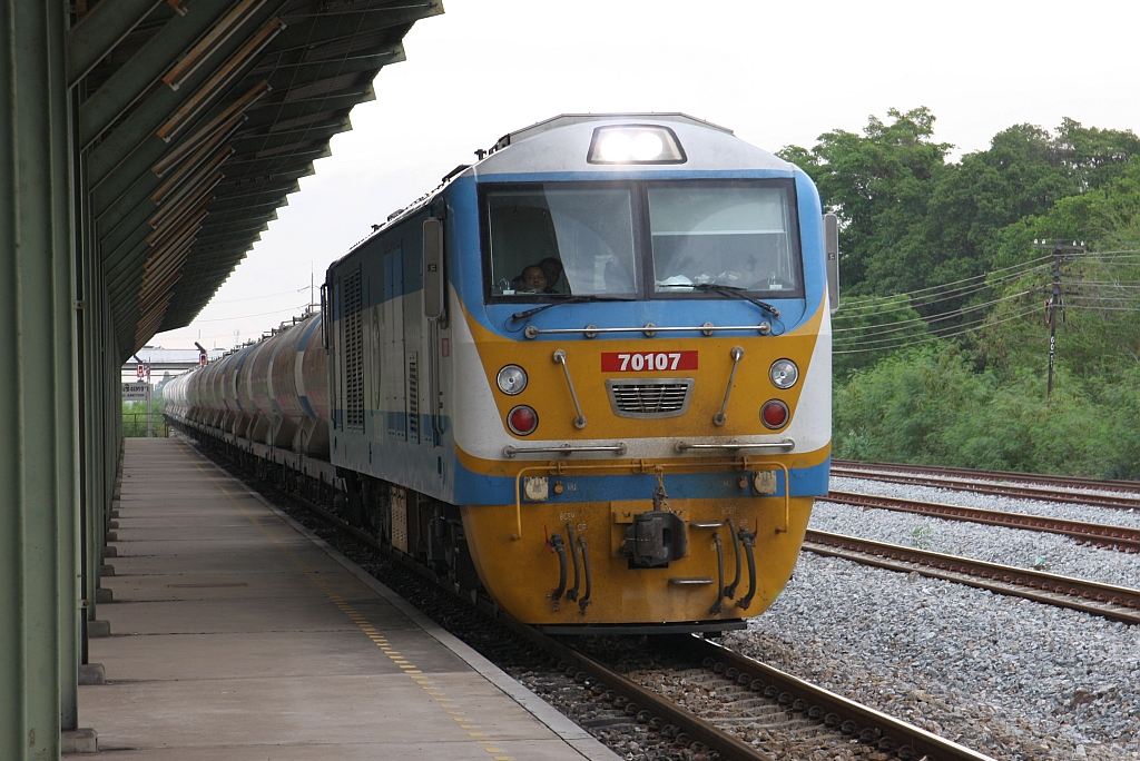 70107 des Unternehmens TPIPL fährt am 14.Mai 2017 durch die Chachoengsao Junction.