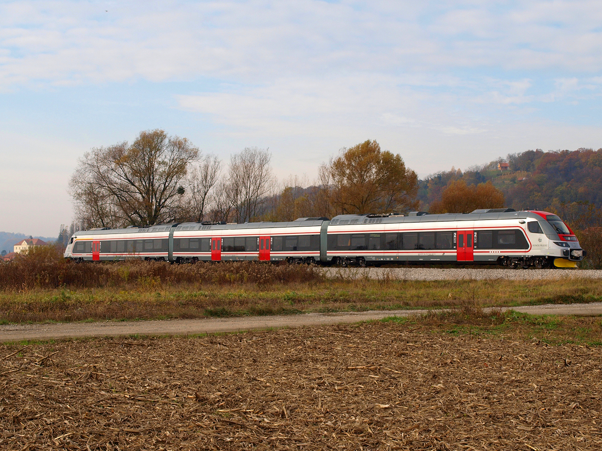 7022 001 als Personenzug Pu3006 in der Nähe von Zabok im Verlauf der Strecke Zagreb - Varazdin / 10.11.2012.