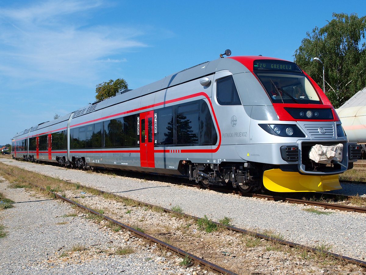 7022 001 im Bahnhof Zabok bei seiner ersten Probefahrt auf der Strecke Zagreb - Varazdin / 29.08.2012.