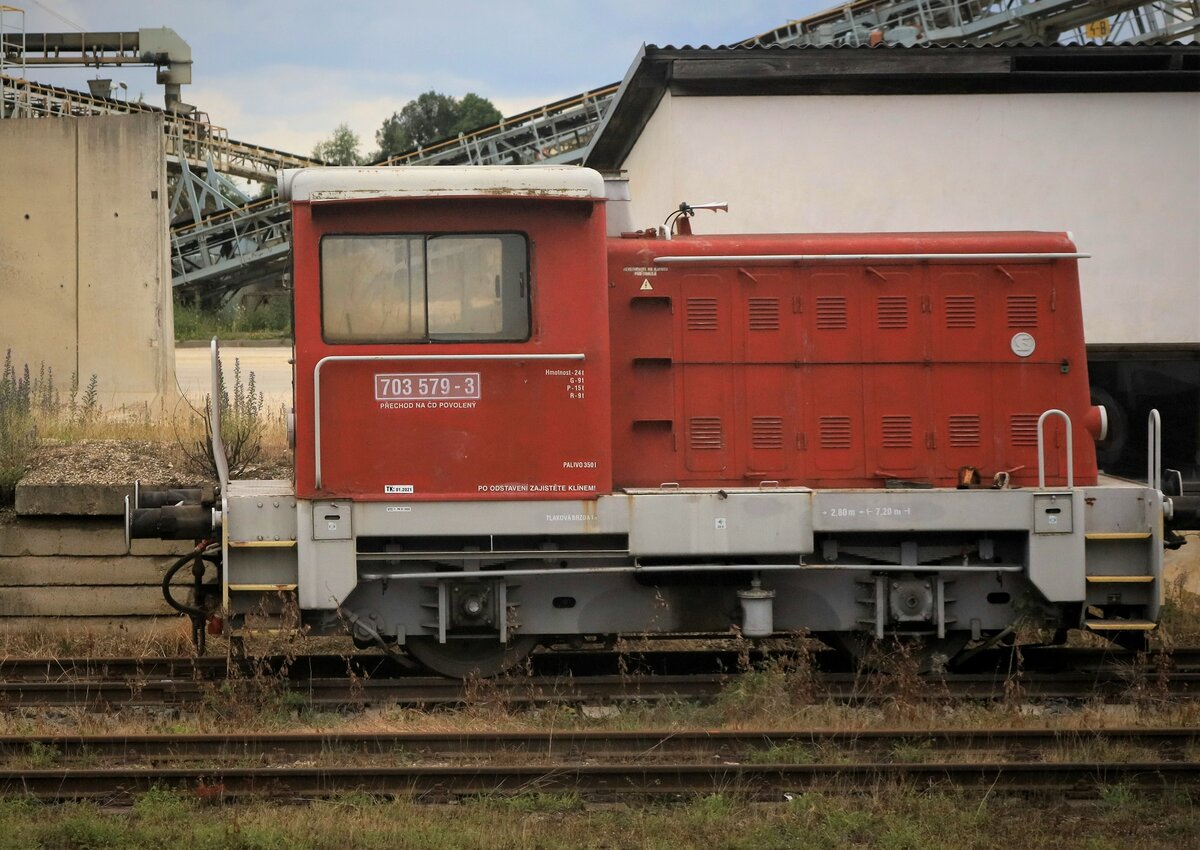 703 579-3 am 26.06.2021 aufgenommen, zwischen Kolin und Pardubice aus dem Zug.