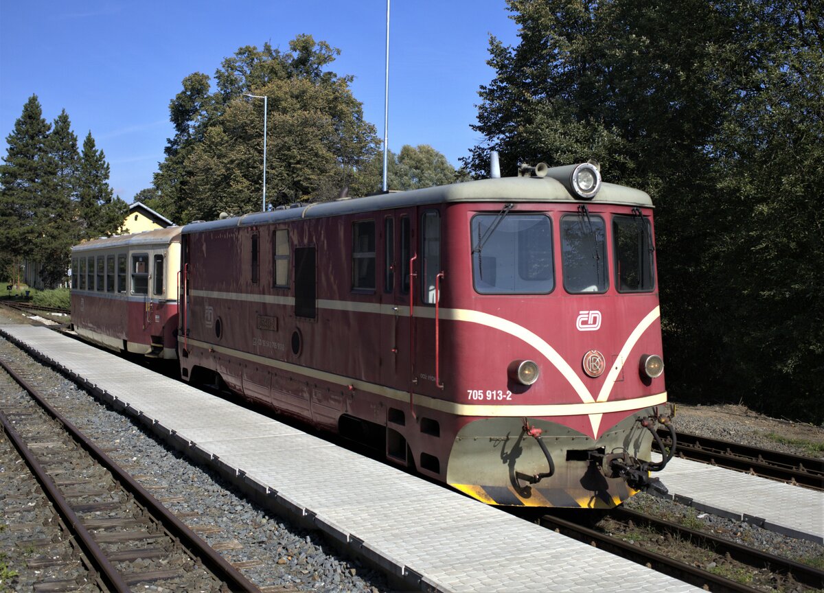 705 213 - 2 hat umgesetzt und wartet auf die Abfahrt nach Třemešná (deutsch Röwersdorf)01.10.2021 11:24 Uhr.