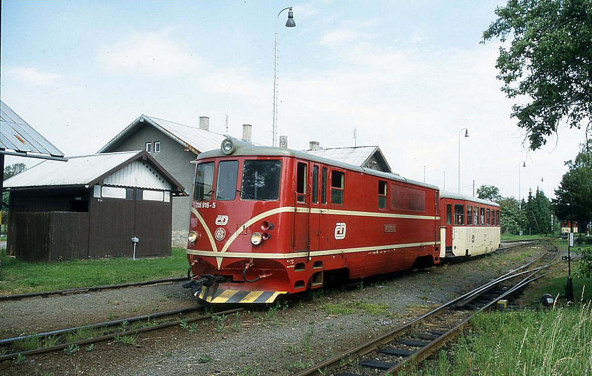 705916 im Endbahnhof der Schmalspurbahn in Osoblaha am 16.06.2001.