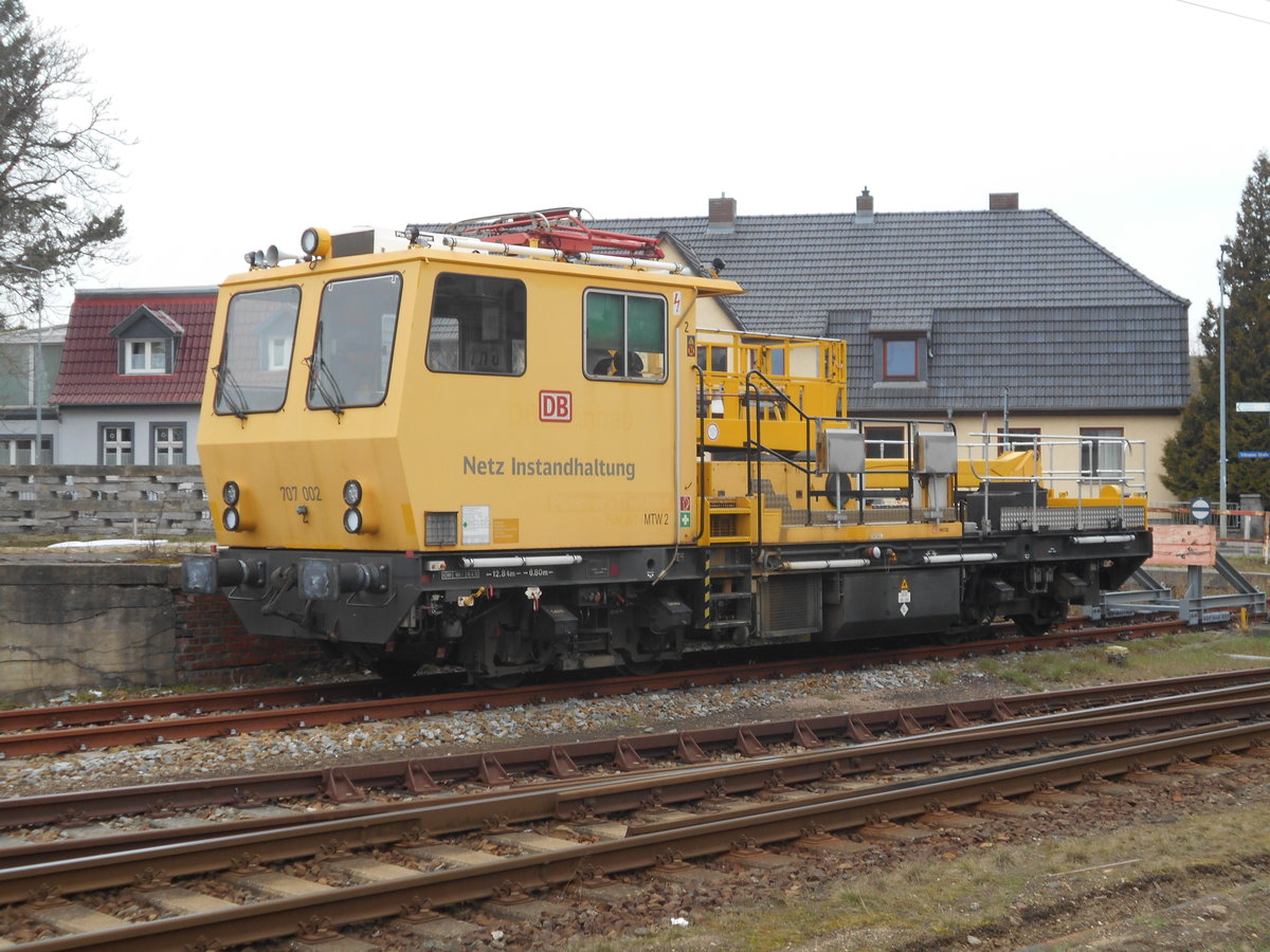 707 002 stand,am 20.März 2019,an der Kopf-und Seitenrampe in Grimmen.