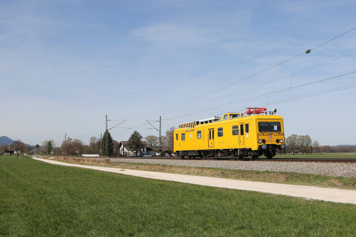 708 303 auf dem Weg nach Freilassing am 12. April 2022 bei Übersee am Chiemsee.