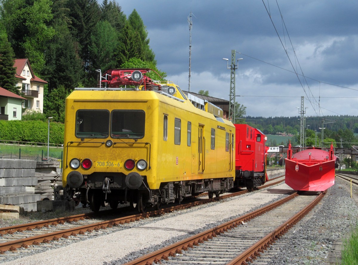 708 306-6 und zwei Schneepflüge stehen am 12. Mai 2014 auf den Gleisen 5 und 6 in Kronach abgestellt.