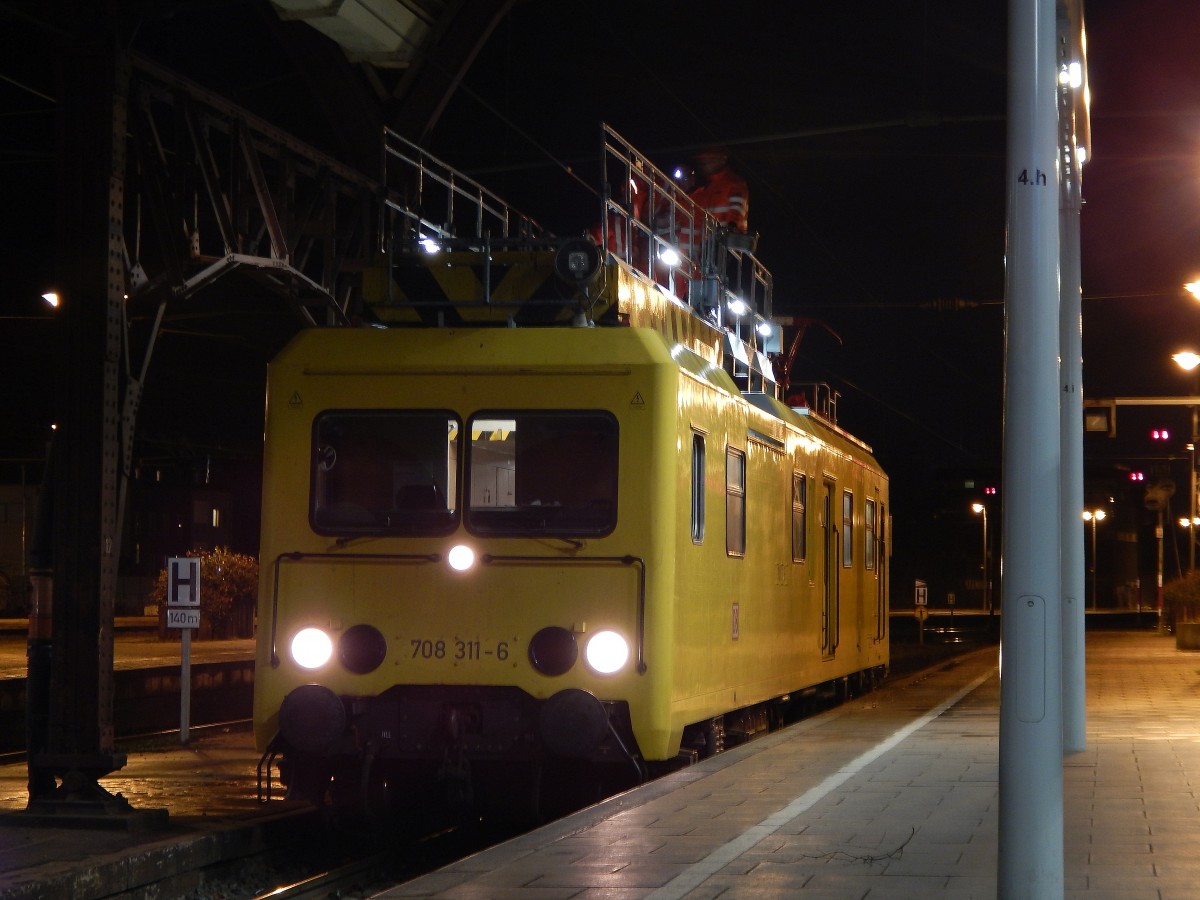 708 311-6 kam am Nachmittag aus Düsseldorf um hier die Oberleitungsstörung auf Gleis 4 und 5 zu beheben. Kurz vor beenden der Arbeiten wurden der Bahnsteig Gleis 4 und 5 wieder für Passanten freigegeben. Hier sieht man die Arbeiter auf der Bühne welche noch mit den Arbeiten an der Oberleitung beschäftigt waren.

Mönchengladbach 10.01.2015