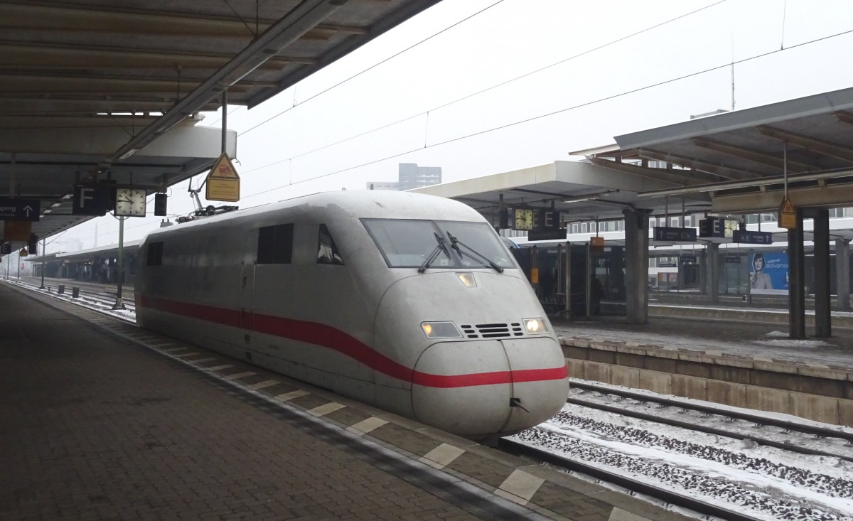 7.1.016 in Braunschweig Hbf. Als der ICE nach Berlin bereits angezeigt war, kam kurz vor der planmäßigen Ankunft noch eine lakonische Durchsage - Achtung eine Zugdurchfahrt - und dann das: Ein einzelner ICE-Triebkopf auf Überführungsfahrt durchquerte den Bahnhof und sorgte bei einigen Reisenden für amüsierte Kommentare. 