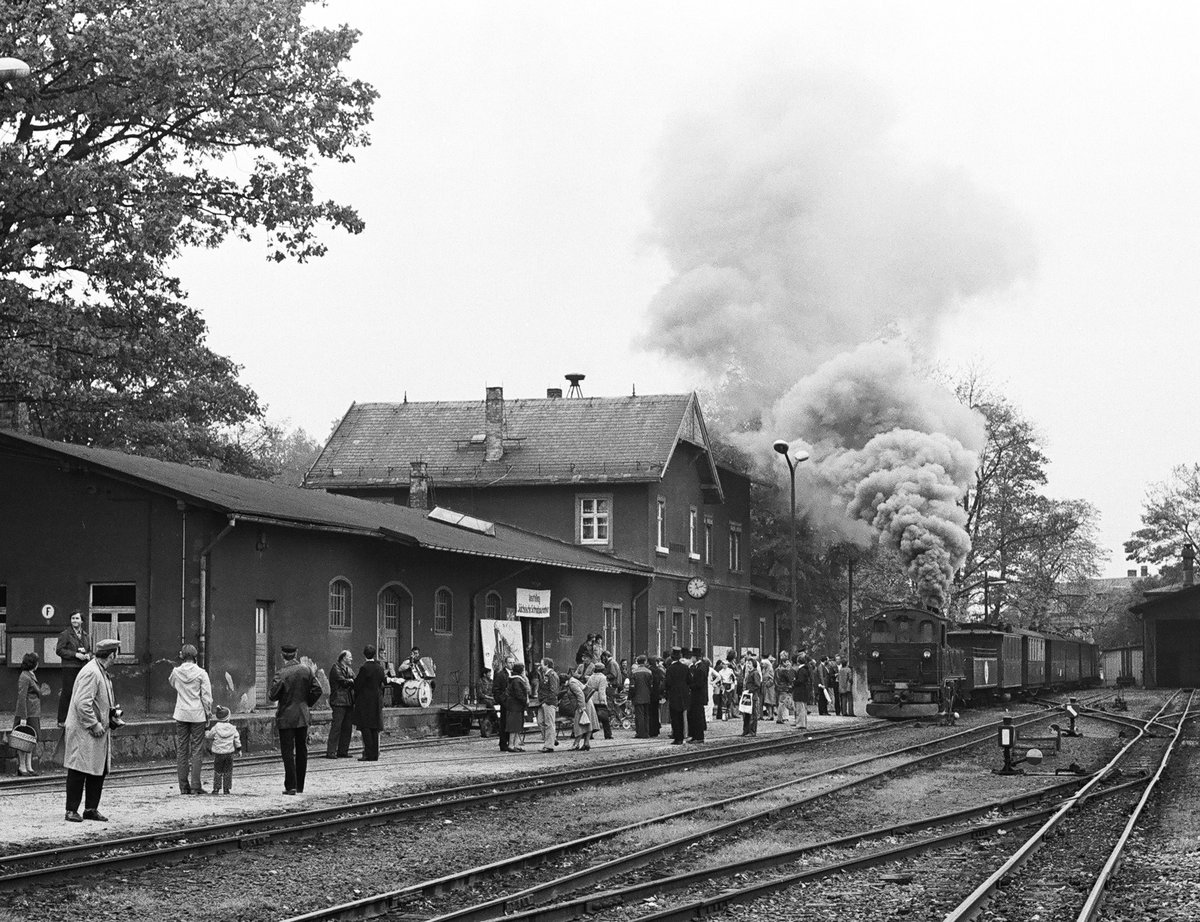 7.10.1981, Während des Jubiläums „100 Jahre Sächsische Schmalspurbahnen“ findet auf dem Bahnhof Radeburg ein Fest statt. Die Lokomotive 132 der K.Sä.Sts.E.B. ist mit ihrem Sonderzug bereit zur Rückfahrt nach Radebeul Ost.