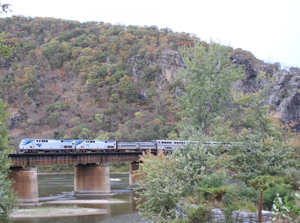 7.10.2013 Harpers Ferry, WV. Capitol Limited nach Chicago bei Einfahrt in den Haltepunkt