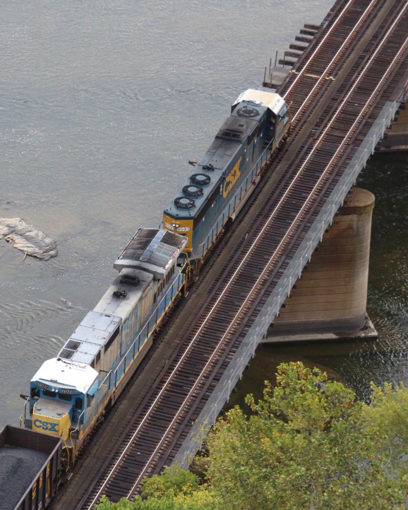 7.10.2013 Harpers Ferry, WV. CSX 7578 (C40-8) und 8593 (SD 50-2) als Schiebeloks am Kohlezug Richtung Brunswick, MD.