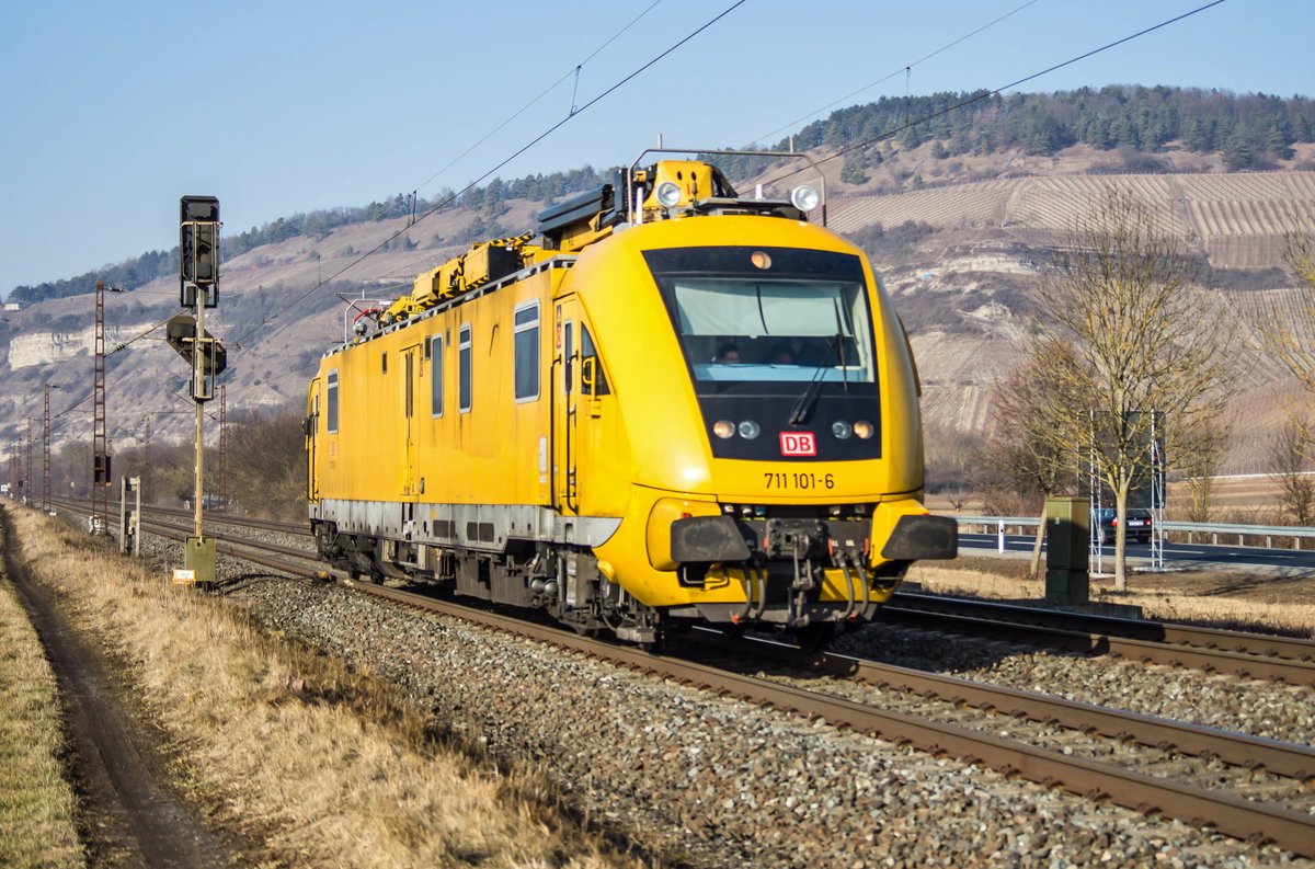 711 101-6 ein Hubarbeitsbühnen-Instandhaltungsfahrzeug für Oberleitung passiert am 15.02.2017 Thüngersheim.