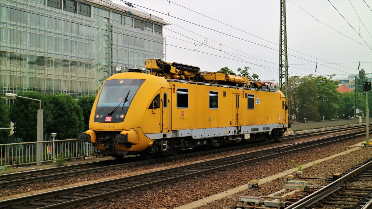 711 115-6 der DB Netz durchfuhr am 05.06.2018 Dresden Hauptbahnhof