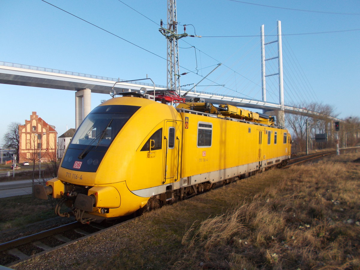 711 116 mußte,am 27.Dezember 2016,in Stralsund Rügendamm auf den Gegenzug warten.