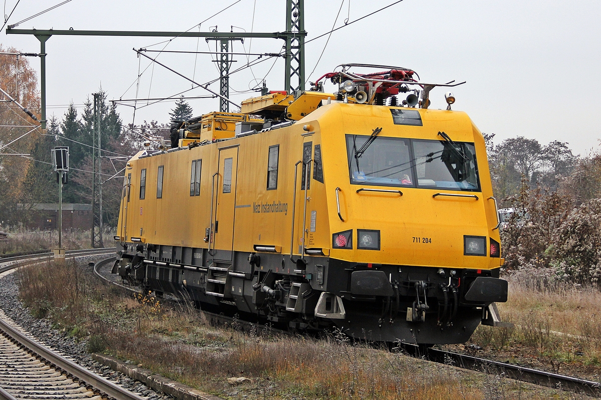 711 204 unterwegs von Kassel nach Frankfurt a.M. bei der Durchfahrt in Baunatal-Guntershausen. 27.11.2013