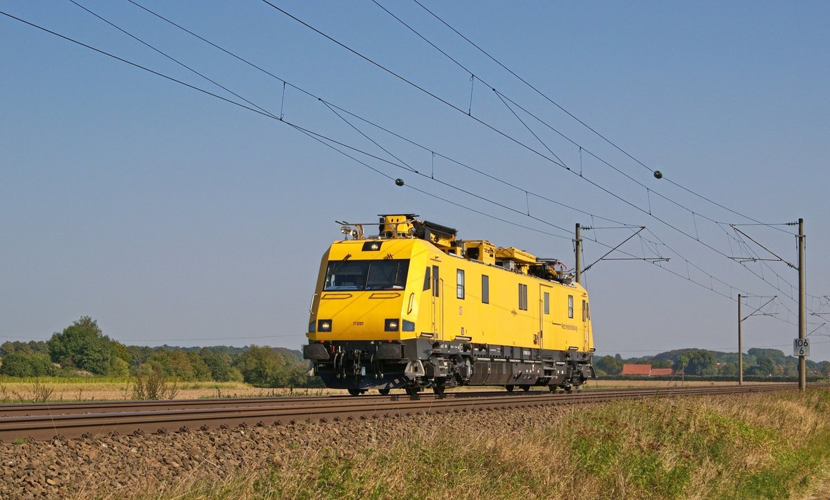 711 207 von DB Netz Instandhandhaltung fährt am 15.09.16 zw. Bruchmühlen u. Melle in Richtung Osnabrück.