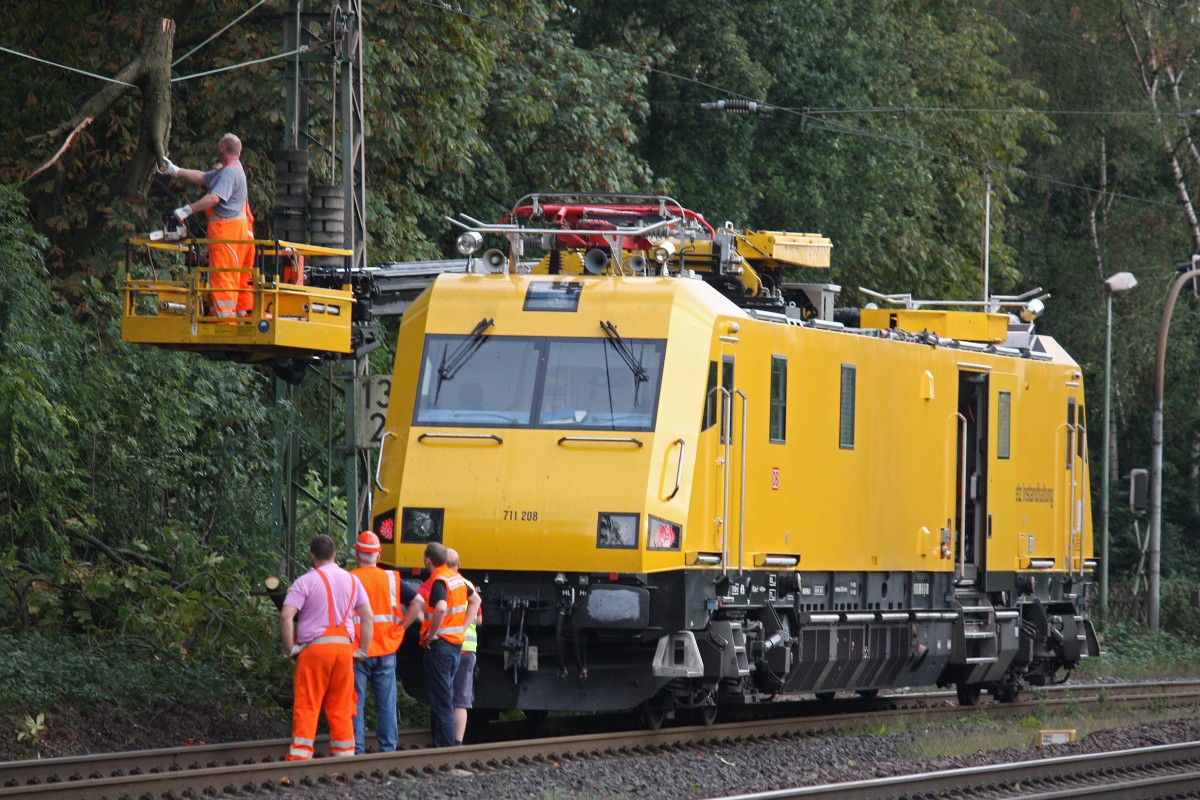 711 208 am 6.9.13 beim entfernen eines Baumes aus der OL in Ratingen-Lintorf.