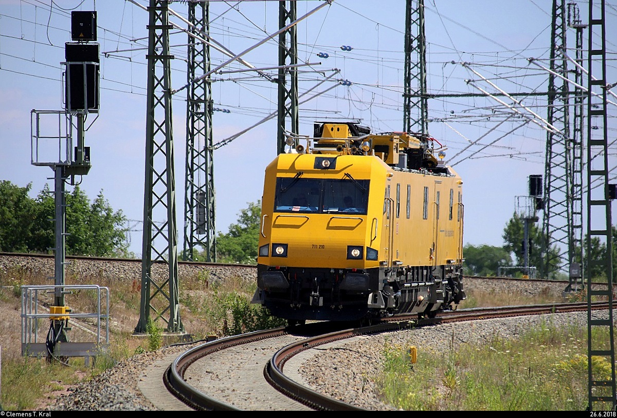 711 210 der DB Netz Instandhaltung für Oberleitungsarbeiten steht an einem Halt zeigenden Signal in Halle (Saale), Karl-von-Thielen-Straße, auf der Ostumfahrung für den Güterverkehr.
[26.6.2018 | 14:19 Uhr]