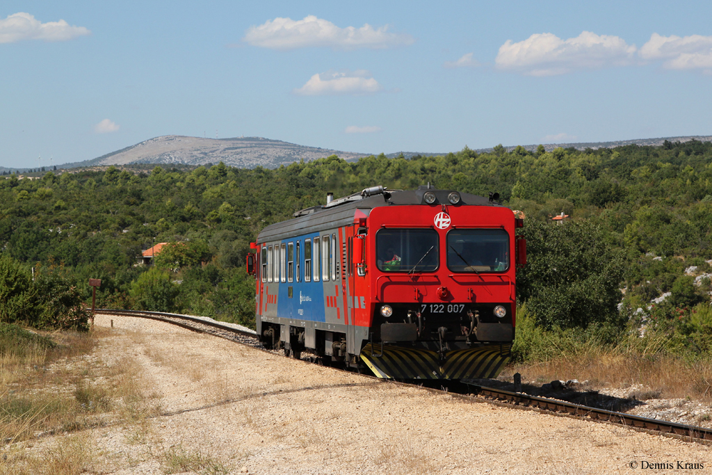 7122 007 ist soeben als 20502 am 30.08.2013 am Haltepunkt Ripiste zum Stehen gekommen. Wie man gut erkennen kann, herrschte an diesem Haltepunkt extrem gro�er Fahrgastantrang...