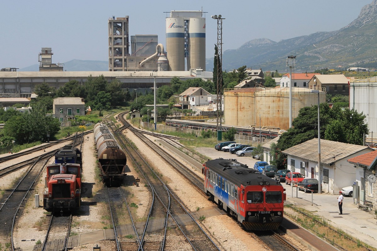 7122 010 mit Regionalzug 5525 Kaštel Stari-Split auf Bahnhof Solin am 19-5-2015.