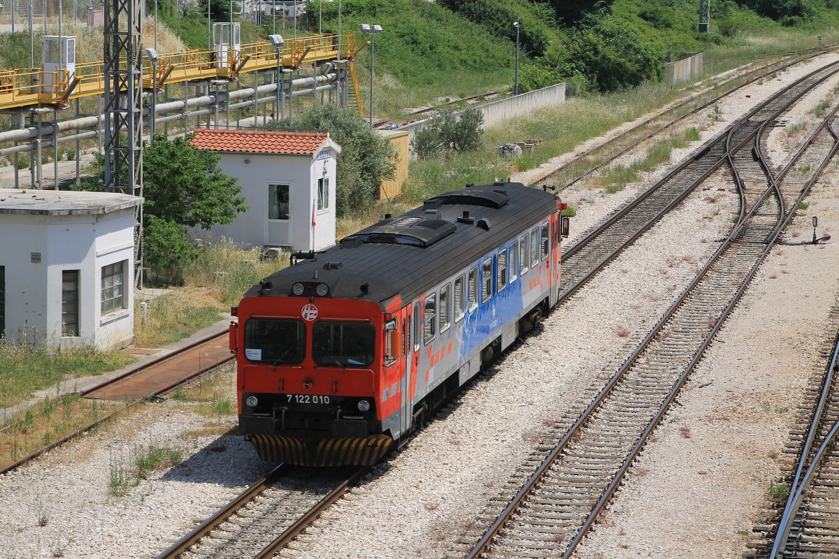 7122 010 mit Regionalzug 5525 Kaštel Stari-Split auf Bahnhof Solin am 19-5-2015.