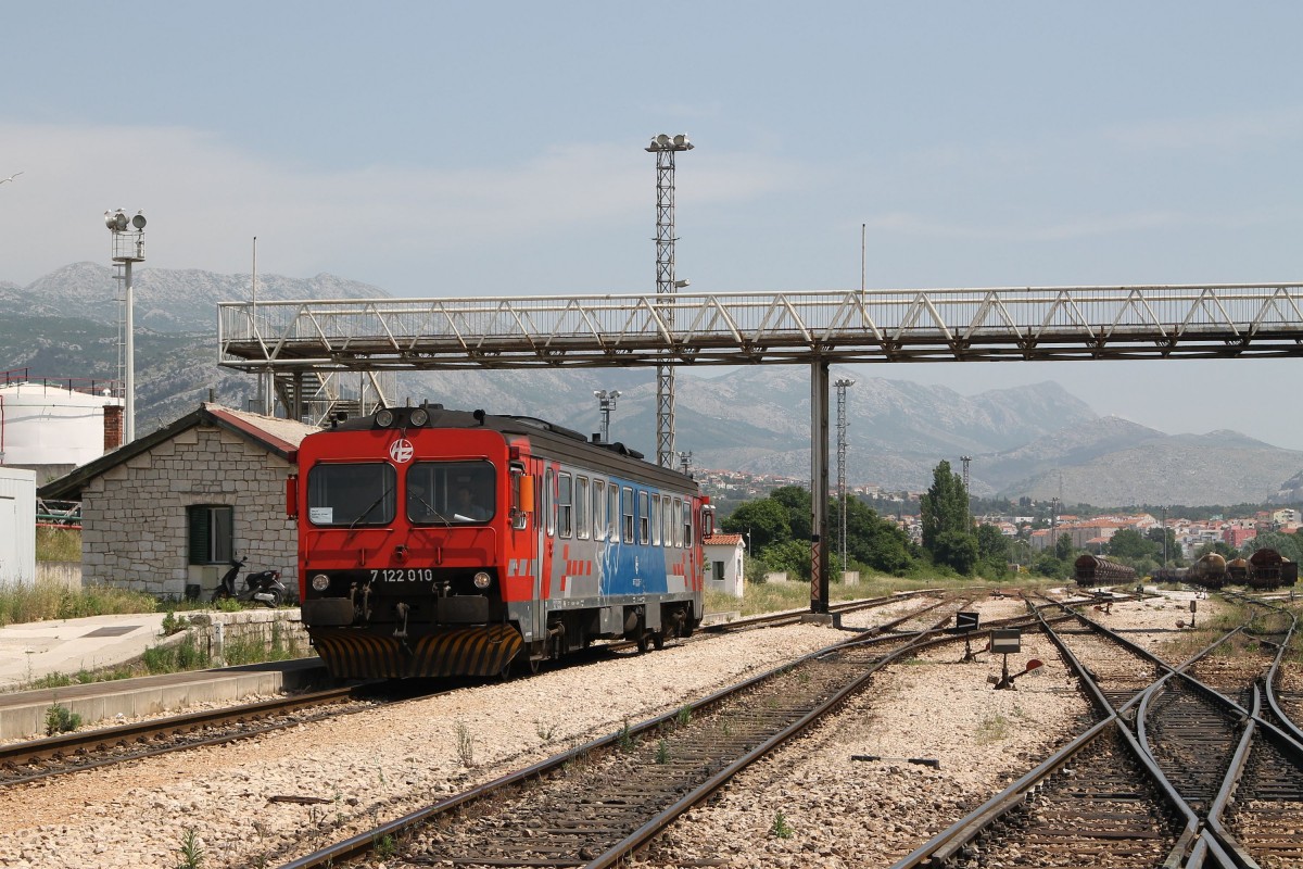 7122 010 mit Regionalzug 5526 Split-Kaštel Stari auf Bahnhof Solin am 19-5-2015.