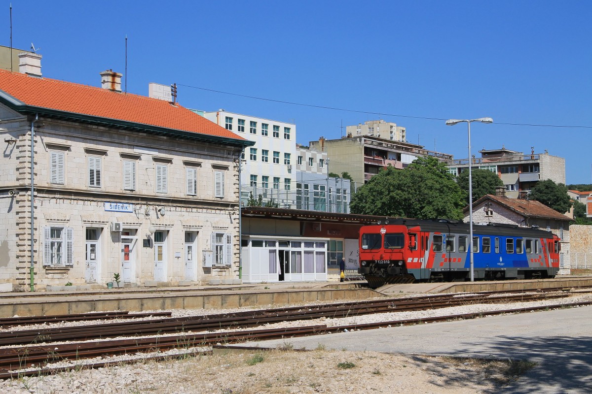 7122 010 mit Regionalzug 5825 Perkovic-Šibenik auf Bahnhof Šibenik am 28-5-2015.