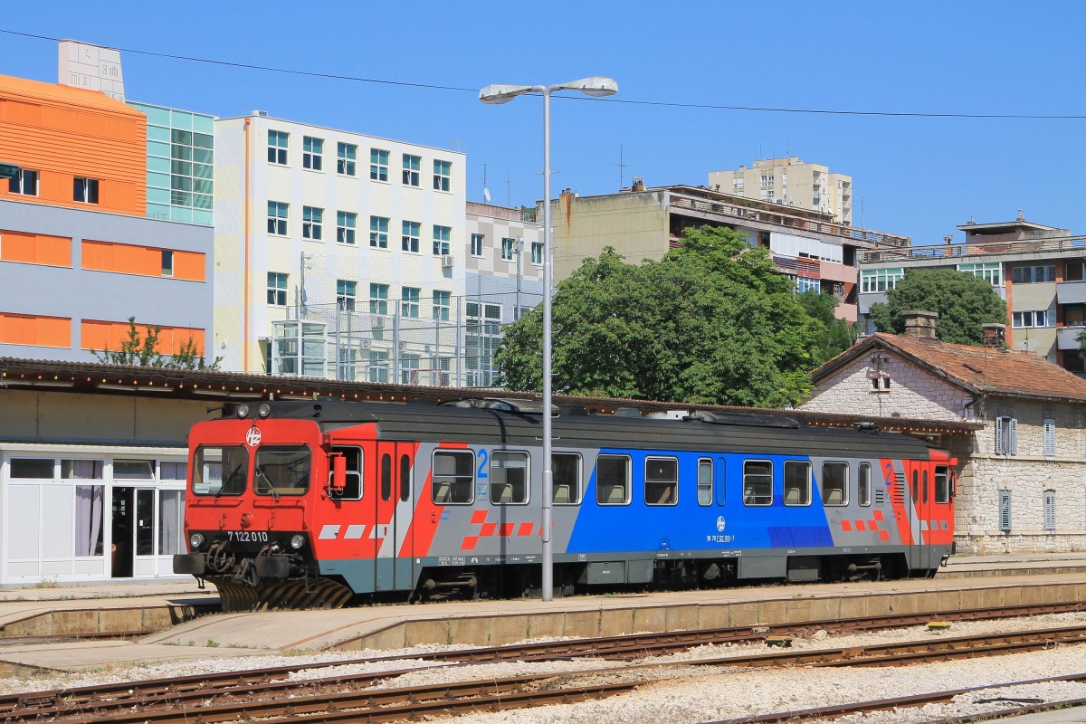 7122 010 mit Regionalzug 5825 Perkovic-Šibenik auf Bahnhof Šibenik am 28-5-2015.