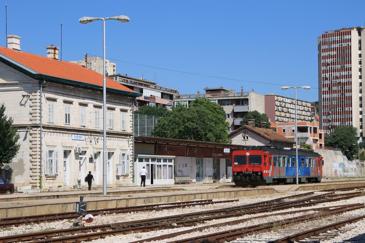 7122 010 mit Regionalzug 5825 Perkovic-Šibenik auf Bahnhof Šibenik am 28-5-2015.