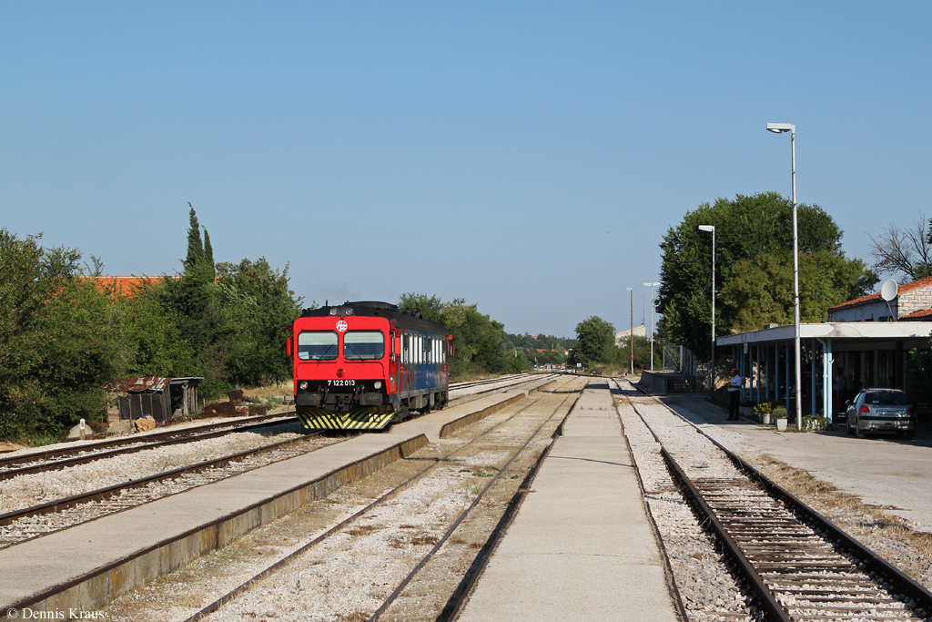 7122 013 als 5700 am 31.08.2013 im Bahnhof Benkovac.