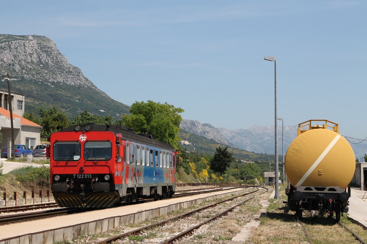 7122 013 fahrt ein mit Regionalzug 5526 Split-Kaštel Stari auf Bahnhof Kaštel Stari am 29-5-2015.