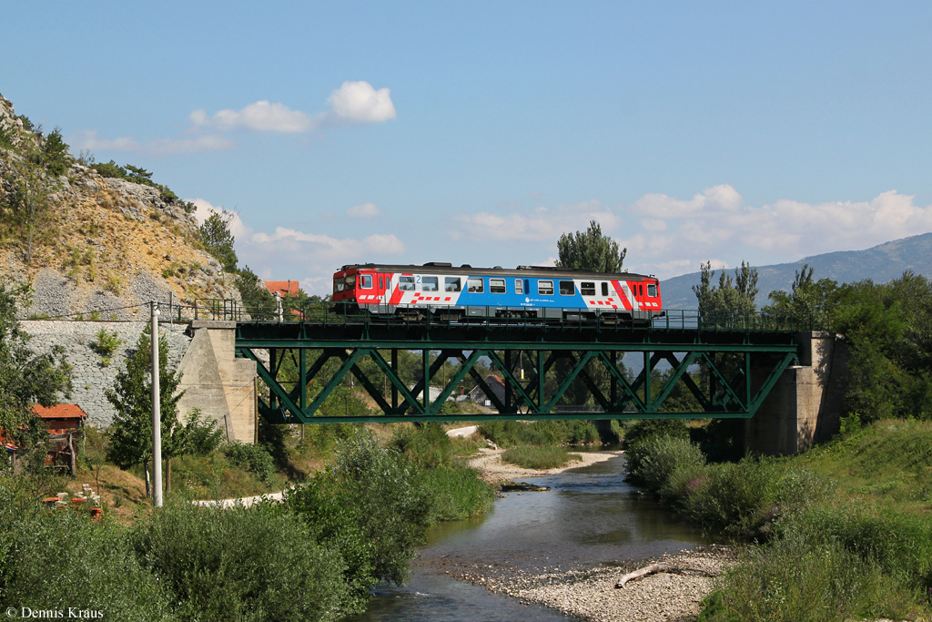 7122 013 hat am 31.08.2013 vor wenigen Minuten als 5703 den Ausgangsbahnhof Knin verlassen und ist nun auf dem Weg nach Zadar. Fr die 95 Kilometer lange Strecke bentigt der Triebwagen 2 Stunden und 20 Minuten. 