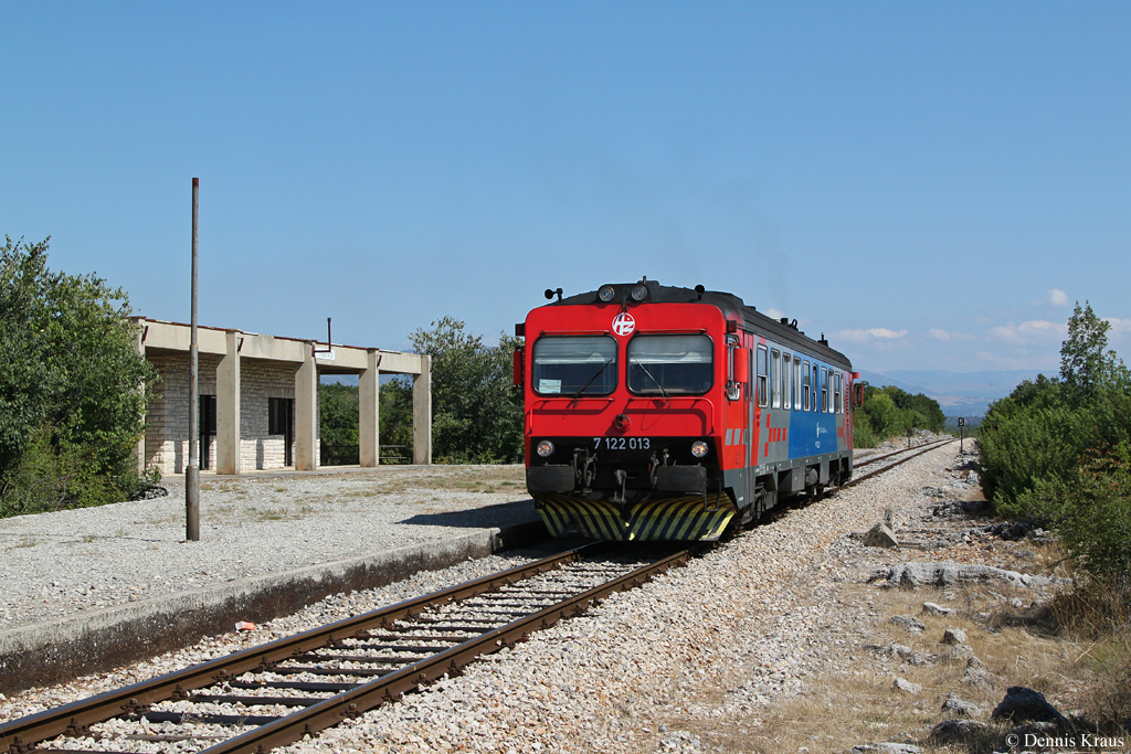 7122 013 hat soeben als 5703 den Haltepunkt Ivosevci erreicht. 31.08.2013.