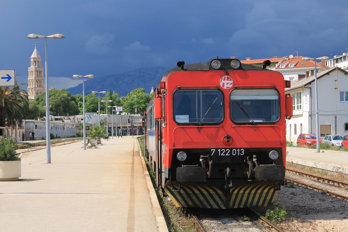 7122 013 mit Regionalzug 5506 Split-Perkovic auf Bahnhof Split am 26-5-2015.