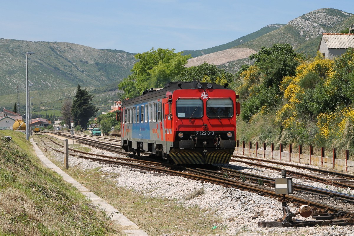 7122 013 mit Regionalzug 5525 Kaštel Stari-Split auf Bahnhof Kaštel Stari am 29-5-2015.