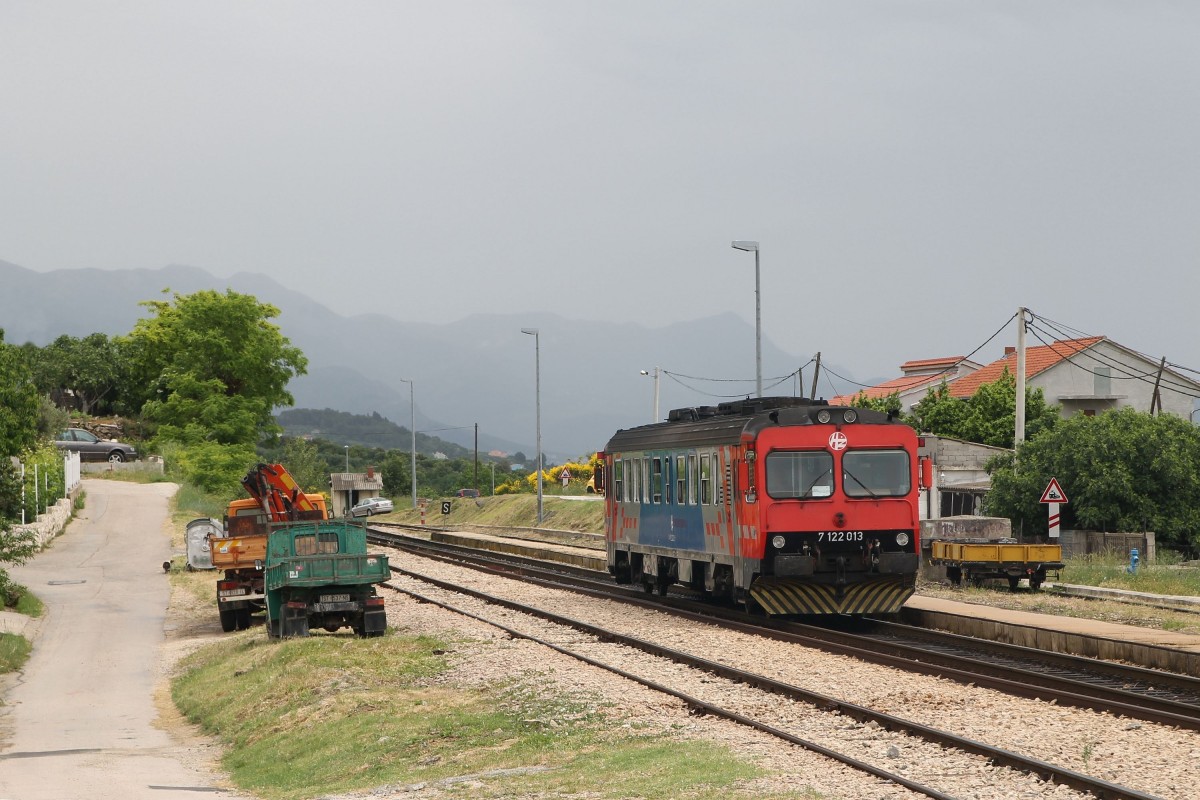 7122 013 mit Regionalzug 5525 Kaštel Stari-Split auf Bahnhof Kaštel Stari am 25-5-2015.