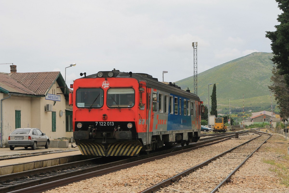 7122 013 mit Regionalzug 5525 Kaštel Stari-Split auf Bahnhof Kaštel Stari am 25-5-2015.