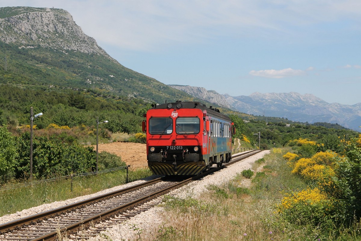 7122 013 mit Regionalzug 5526 Split-Kaštel Stari bei Kaštel Stari am 27-5-2015.