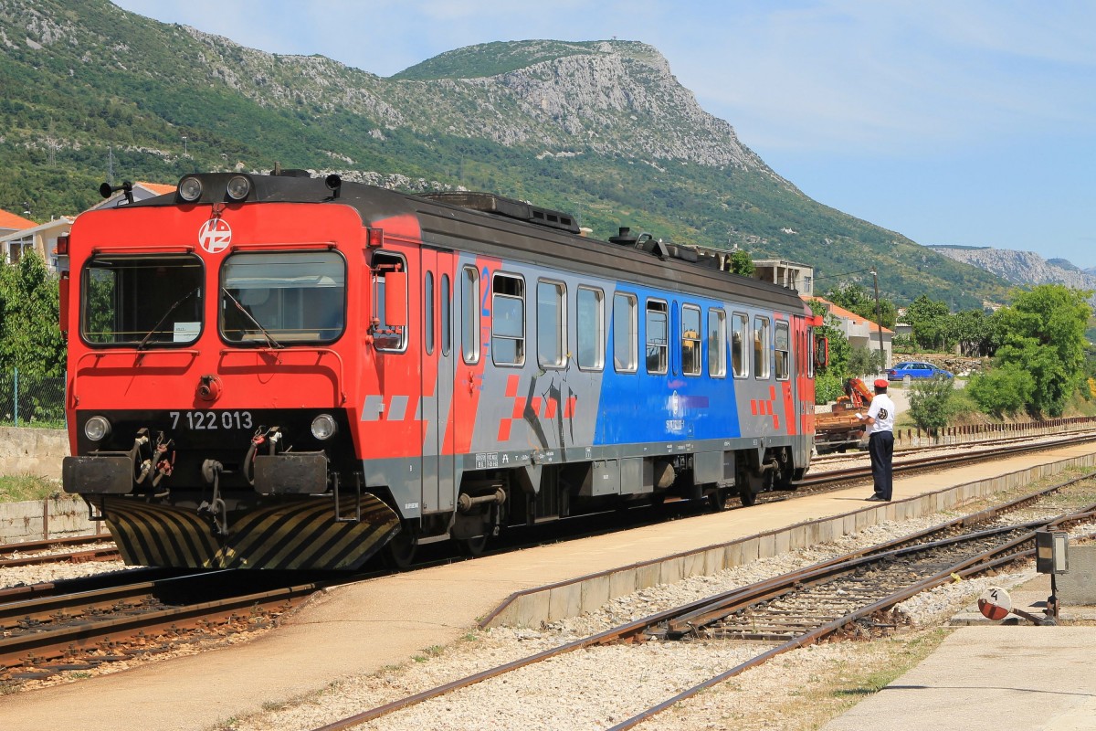 7122 013 mit Regionalzug 5526 Split-Kaštel Stari auf Bahnhof Kaštel Stari am 27-5-2015.