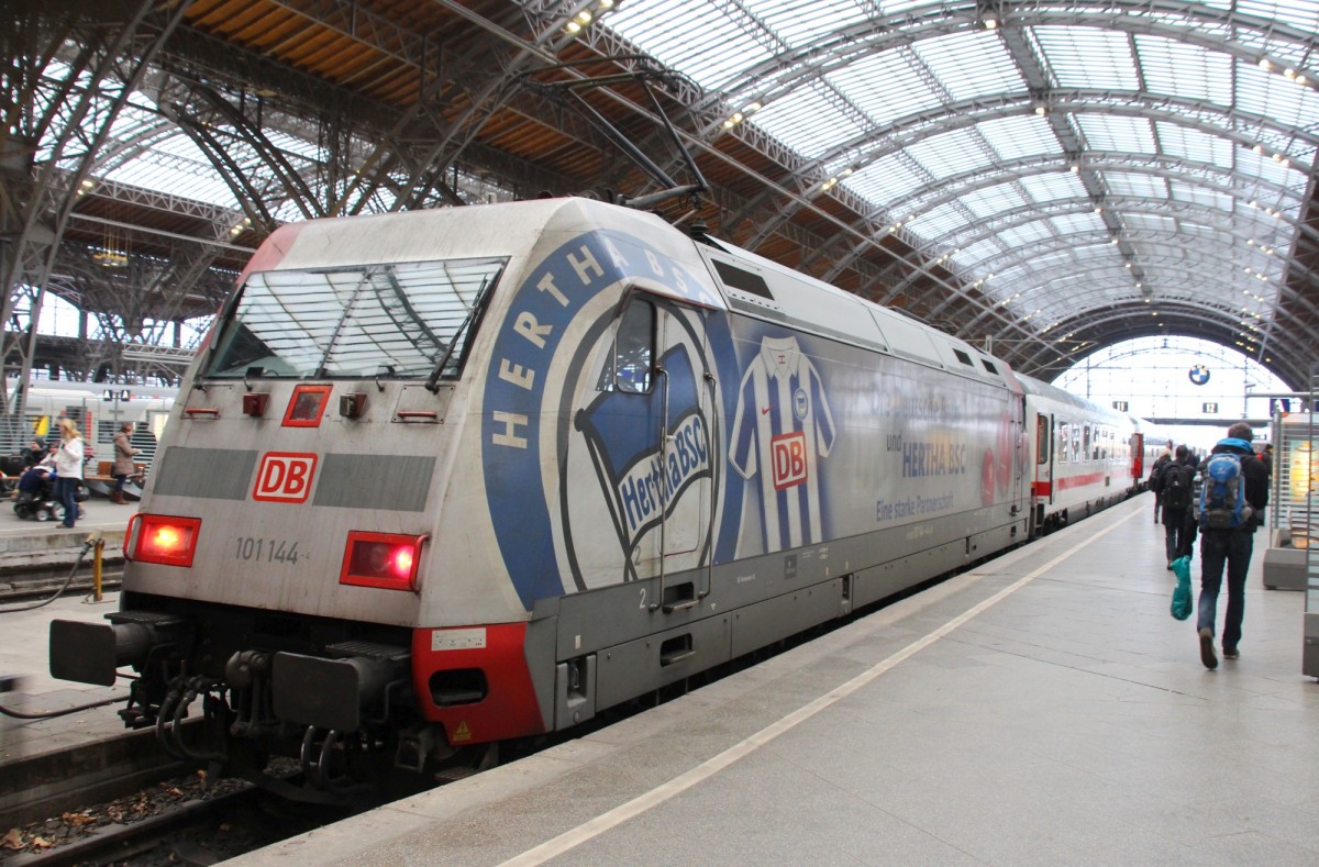 7.12.2013 Leipzig Hbf. 101 144 / Hertha BSC Lok vor IC 2250