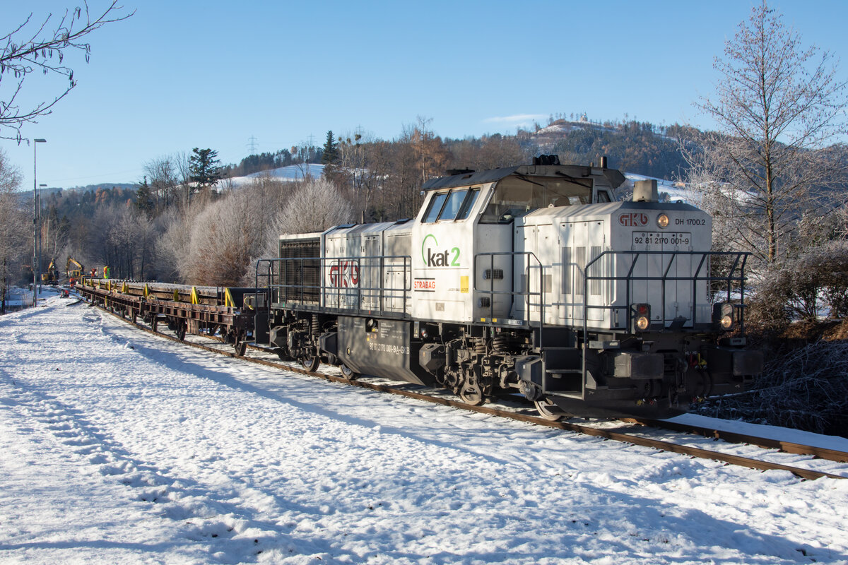 7.12.2021 DH1700.2 holt einen  ZUG  Schienen von der Anschlussbahn Leibenfeld ab . 