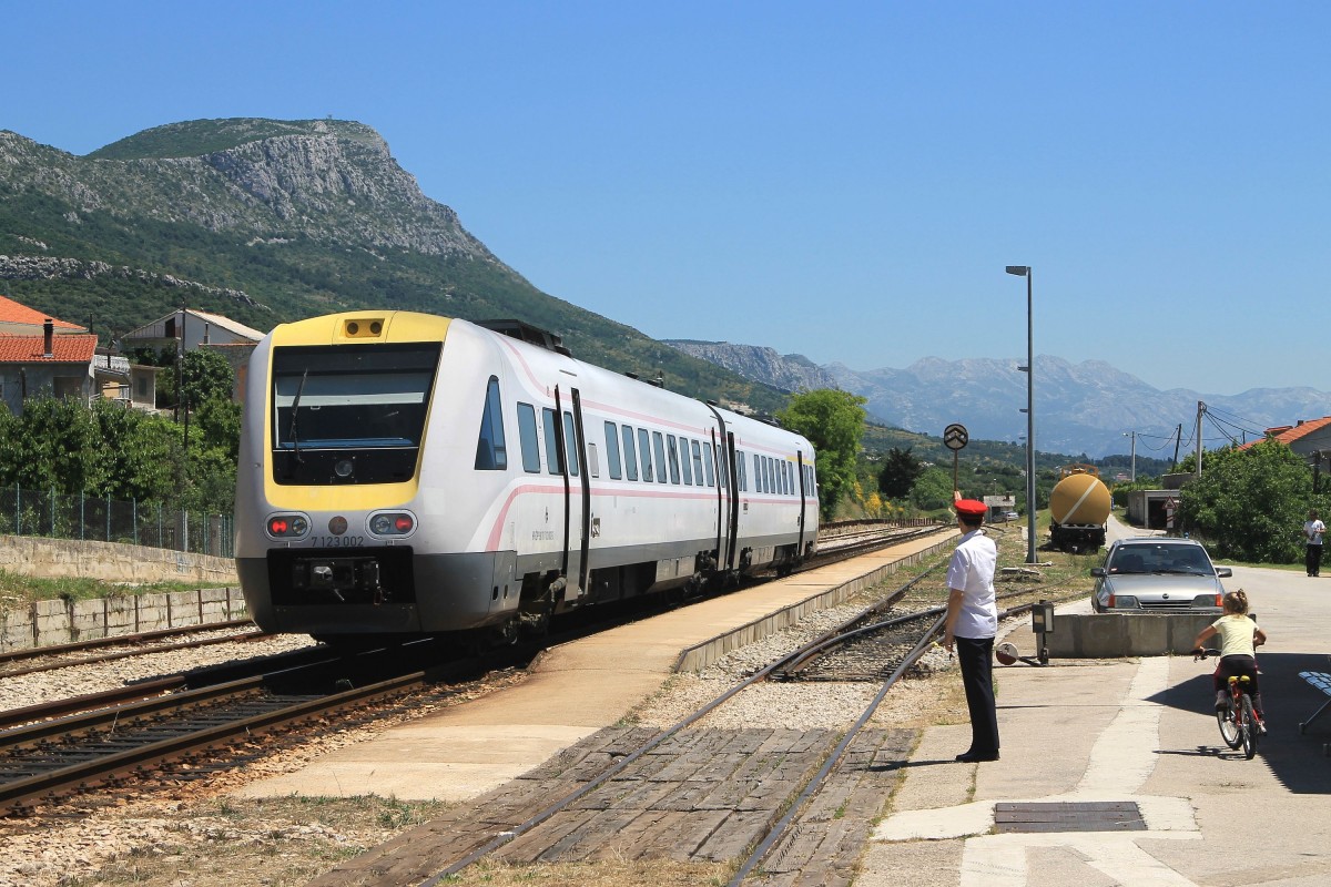 7123 001/7123 002 mit Regionalzug 5505 Perkovic-Split auf Bahnhof Kaštel Stari am 29-5-2015.