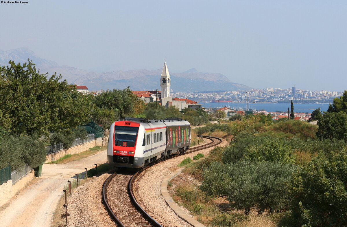 7123 005/7123 006 als IC 1522 (Split-Zagreb Glavni kolodvor) bei Kastel Stari 21.8.21