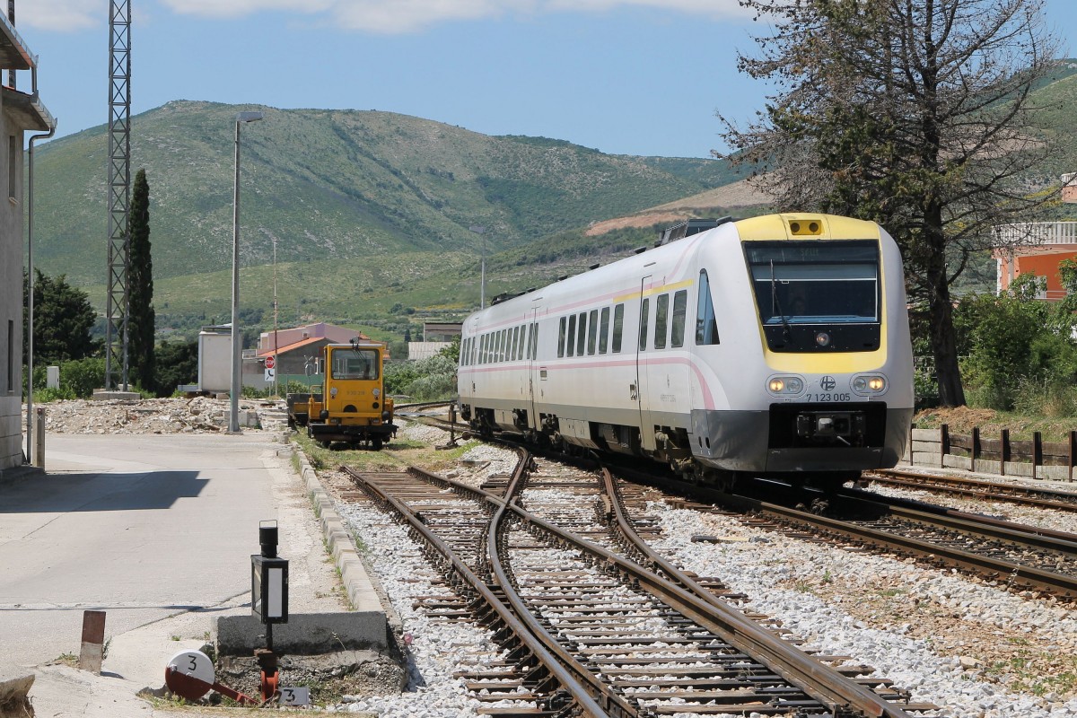 7123 005/7123 006 mit IC 521 Zagreb Glavni Kolodvor-Split auf Bahnhof Kaštel Stari am 27-5-2015.