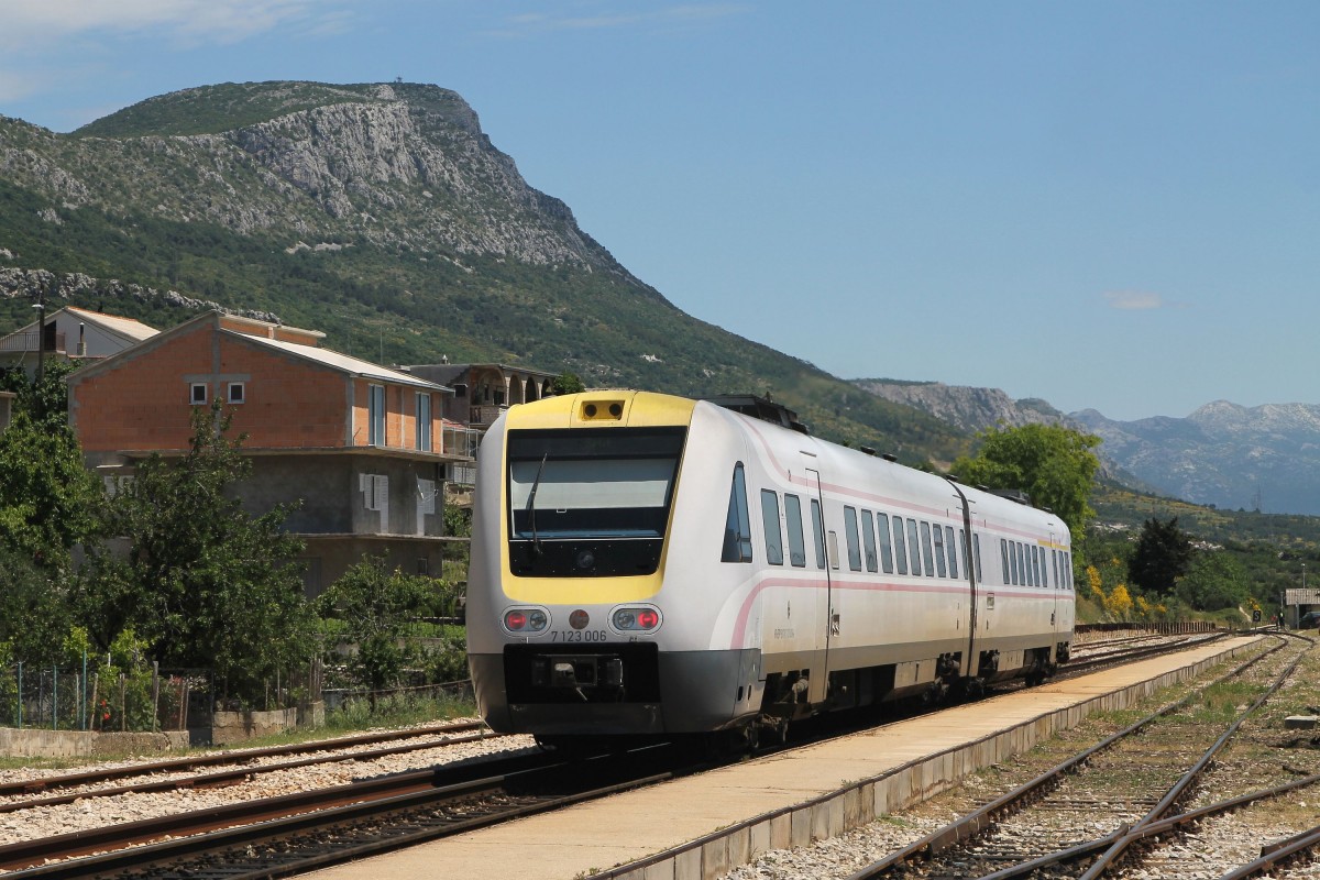 7123 005/7123 006 mit IC 521 Zagreb Glavni Kolodvor-Split auf Bahnhof Kaštel Stari am 27-5-2015.