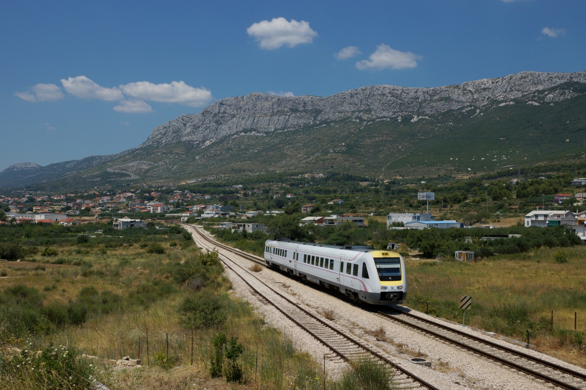 7123 008/007 als ICN 521 (Zagreb - Split) zwischen den Bahnhfen Katel Sućurac und Solin. 26.07.2013